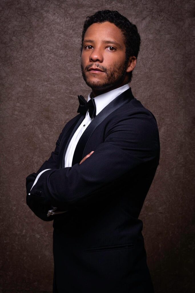 O tenor Jean William assume o protagonismo no longa-metragem “BRAVO! Carlos Gomes do Brasil”, dando vida ao maestro e compositor Antônio Carlos Gomes, o único “não europeu” a conquistar reconhecimento absoluto na Era de Ouro da Ópera.