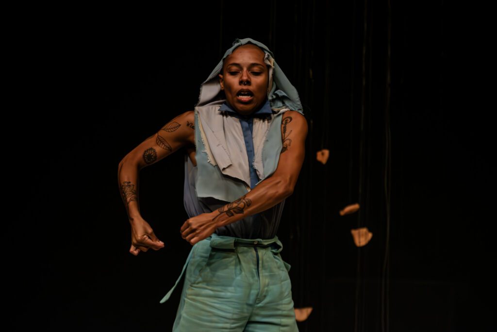 Através de movimentos corporais intensos, a artista mineira Malu Avelar apresenta o espetáculo “1300° Qual é a saúde de um vulcão?”