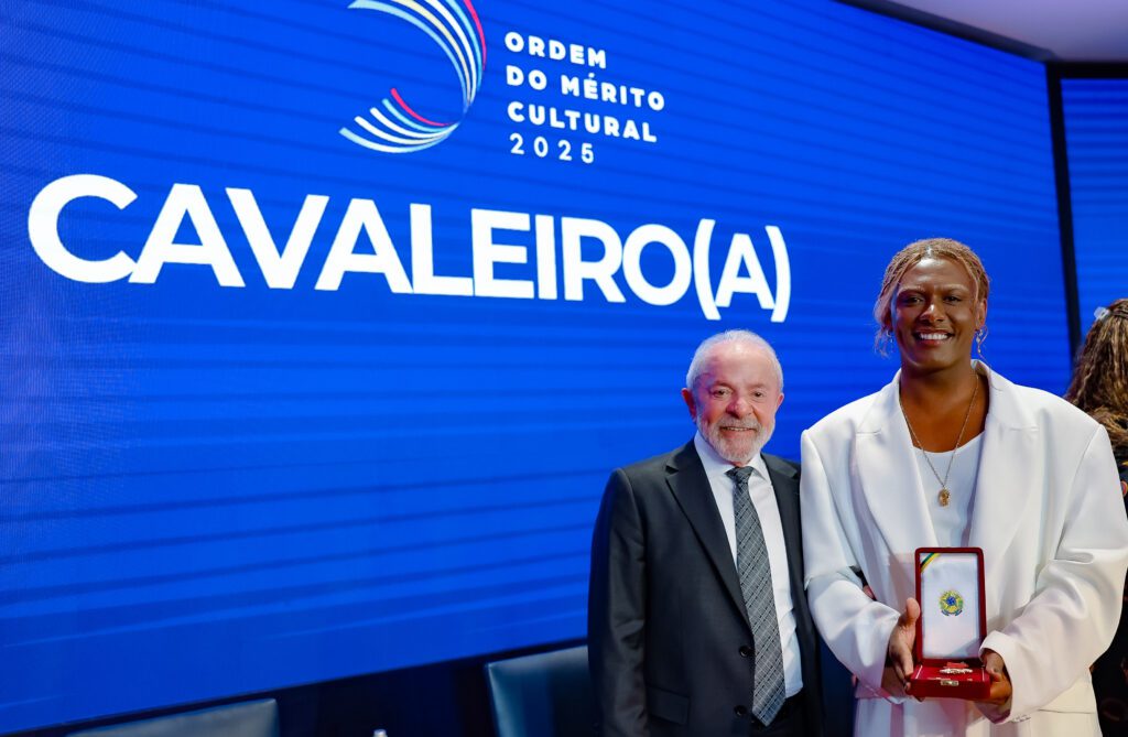 Alaíde Costa, Thalma de Freitas, Liniker, Elisa Lucinda Zezé Mota, Leci Brandão e Alcione recebem do presidente Lula a medalha Ordem do Mérito Cultural