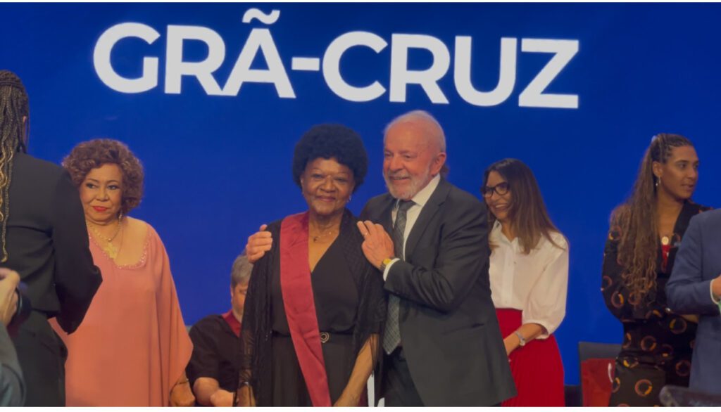 Alaíde Costa, Thalma de Freitas, Liniker, Elisa Lucinda Zezé Mota, Leci Brandão e Alcione recebem do presidente Lula a medalha Ordem do Mérito Cultural