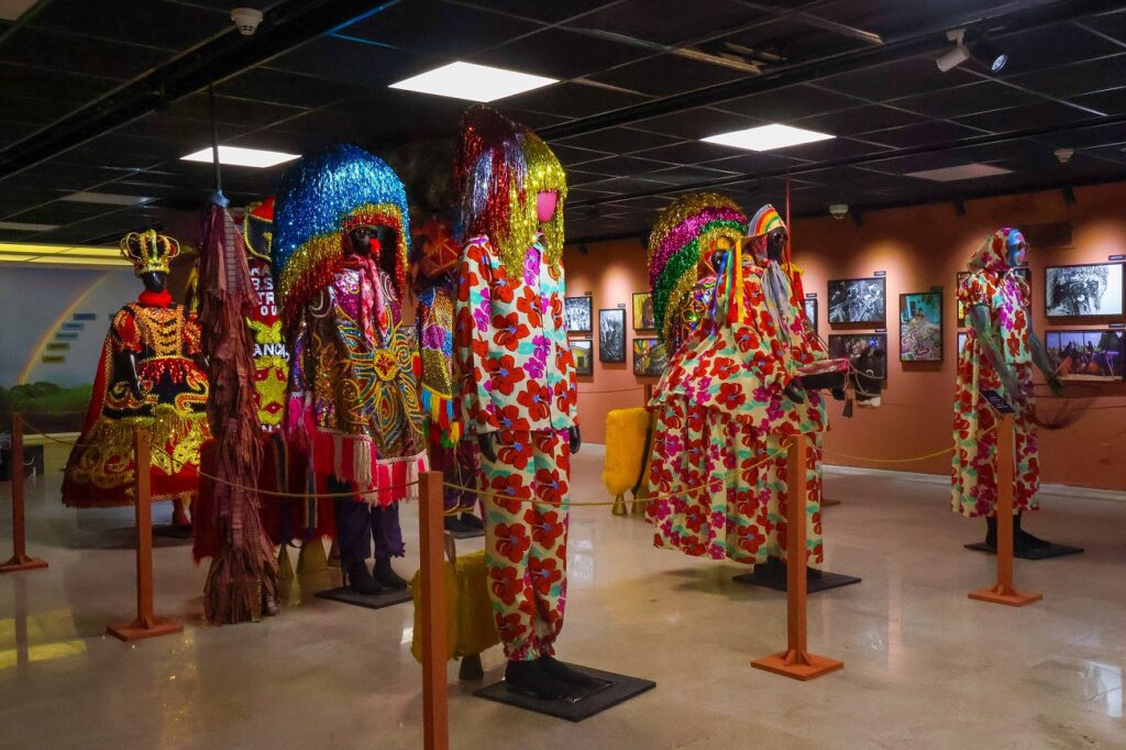 Entre os dias 7 de junho e 31 de agosto de 2025, o Centro Cultural Sesi São José do Rio Preto apresenta gratuitamente a exposição Maracatu Rural - A Magia dos Canaviais