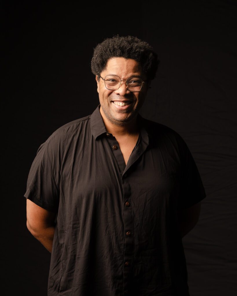 Elísio Lopes Jr. empresta o talento na escrita e direção para versão musical do livro "Torto Arado" e do espetáculo dos 50 anos do Ilê Ayiê
