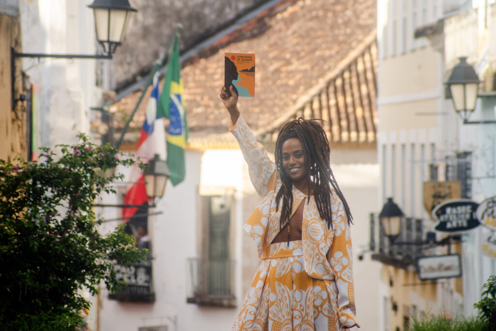 Em junho, o Coletivo a Flipeba desembarca em Moçambique para apresentar seu projeto literário, com apoio financeiro do Governo da Bahia, por meio do Fundo de Cultura e da Secretaria de Cultura (Secult-BA), além do apoio internacional da plataforma Flotar, Fundo Cicla, Instituto Guimarães Rosa, Embaixada do Brasil e da própria Feira do Livro de Maputo 2025. A comitiva baiana chega à sua segunda participação na feira moçambicana, sob curadoria de Juci Reis.