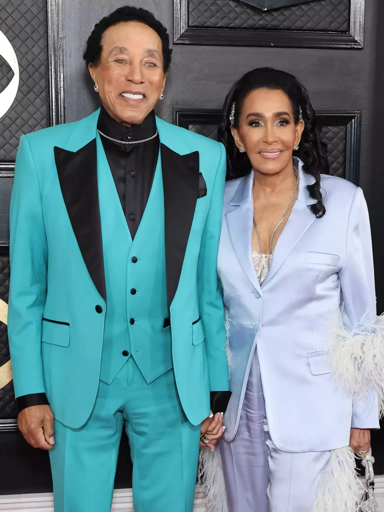 Smokey Robinson entra com ação de difamação de US$ 500 milhões contra suas acusadoras de agressão sexual