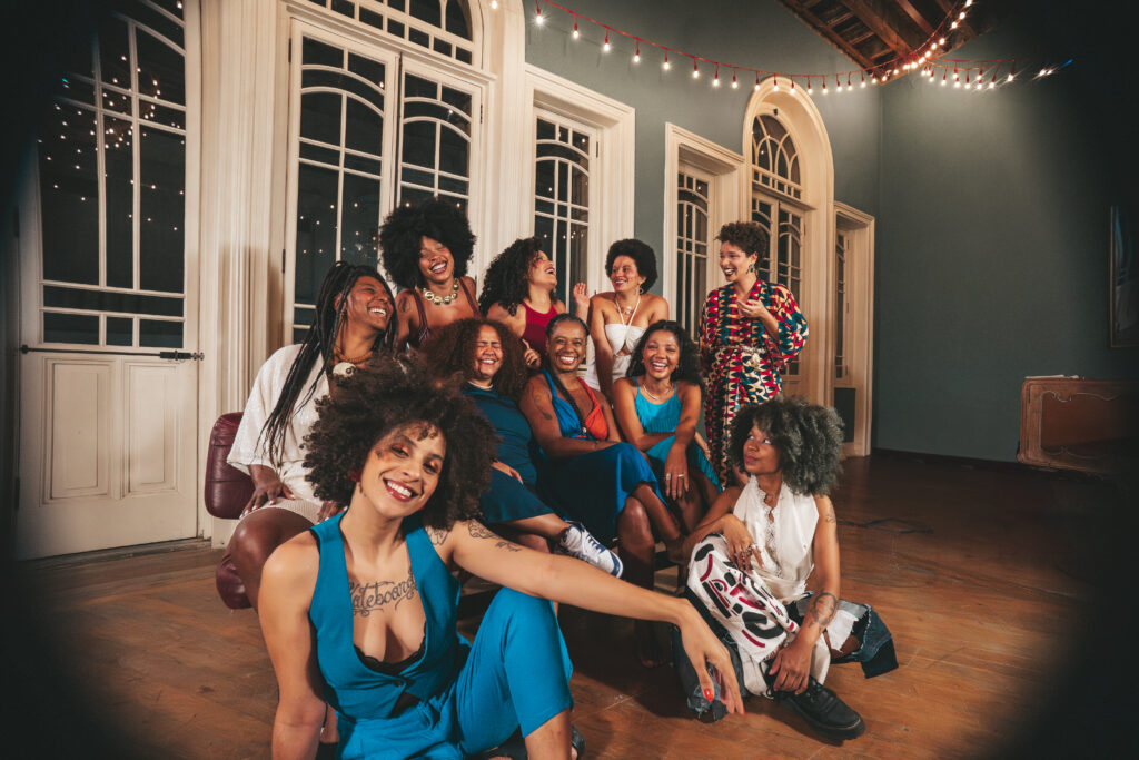 Funmilayo Afrobeat Orquestra realiza série de shows gratuitos que destacam o protagonismo feminino e LGBTQIAPN+ na música