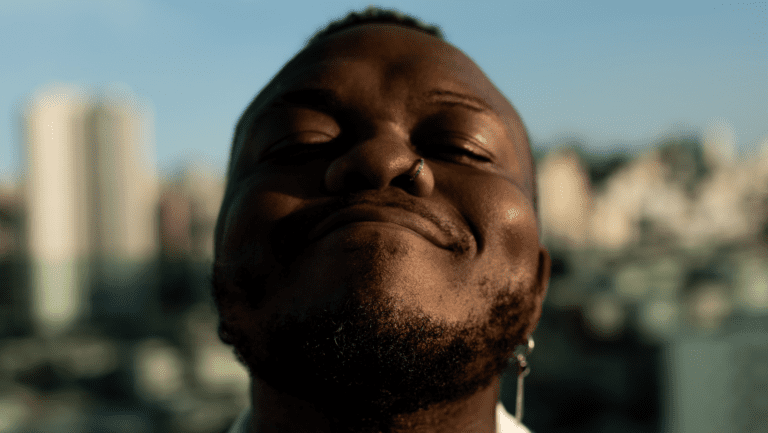 Djonga relança “Ladrão” em vinil: uma nova edição que celebra um clássico do rap nacional