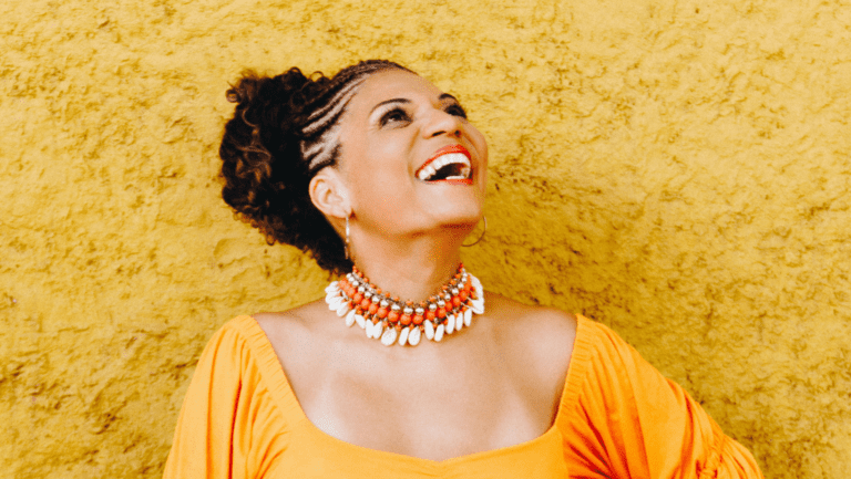 A cantora, compositora e pesquisadora Luciana Oliveira lança seu livro Catálogo de Cantoras Negras Brasileiras.