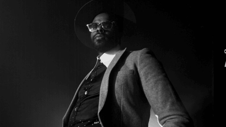 O compositor Adrian Younge retorna ao Brasil para dois shows exclusivos, marcando o lançamento do tão aguardado Something About April III, álbum que encerra sua trilogia icônic
