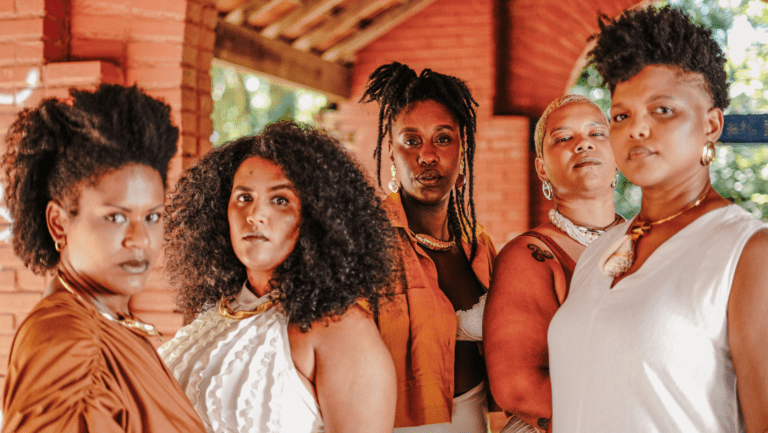 Na língua bambara, etnia habitante do oeste africano, “Yɛ̀lɛ Sira” significa “abre caminhos”.