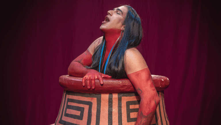 A peça TYBYRA - Uma Tragédia Indígena Brasileira, do artista potyguara Juão Nyn, faz sua última semana de apresentações no Sesc Avenida Paulista até o dia 6 de abril.