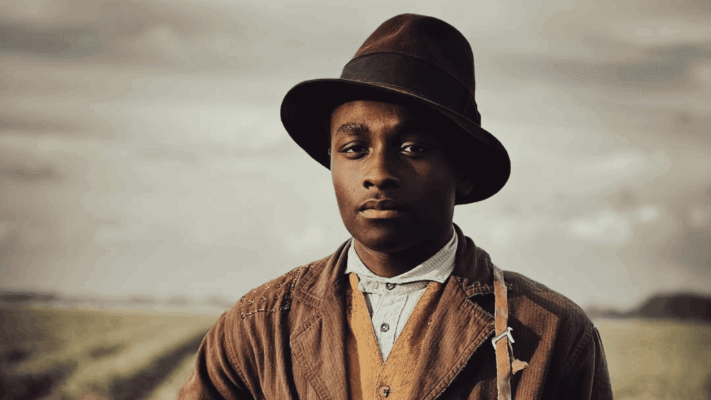 Miles Caton e seu personagem Sammie abrem de forma instigante o novo filme de Ryan Coogler, o ótimo "Pecadores" (Sinners).