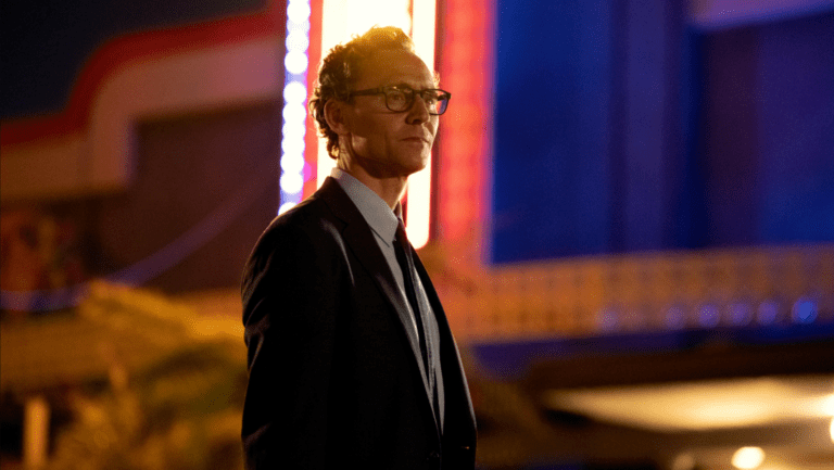 Em "A Vida de Chuck", acompanhamos a jornada de Charles "Chuck" Krantz, vivido por Tom Hiddleston