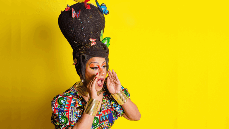 Helena Black, a drag queen contadora de histórias, personagem criada pelo ator e educador Paulo Reis, está de volta às Bibliotecas Municipais
