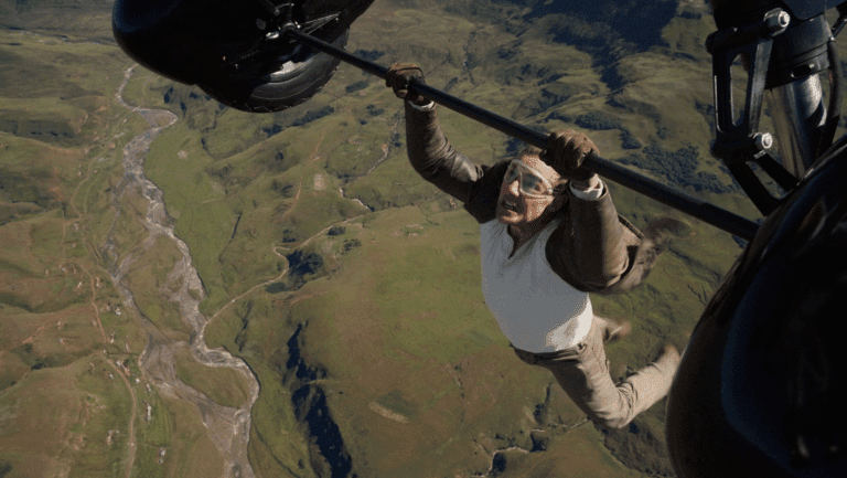 Novo vídeo de bastidores de  “Missão: Impossível - O Acerto Final” mostra dificuldades em gravar a cena em que Tom Cruise ficou pendurado na asa de um avião, sem o auxílio de dublês.