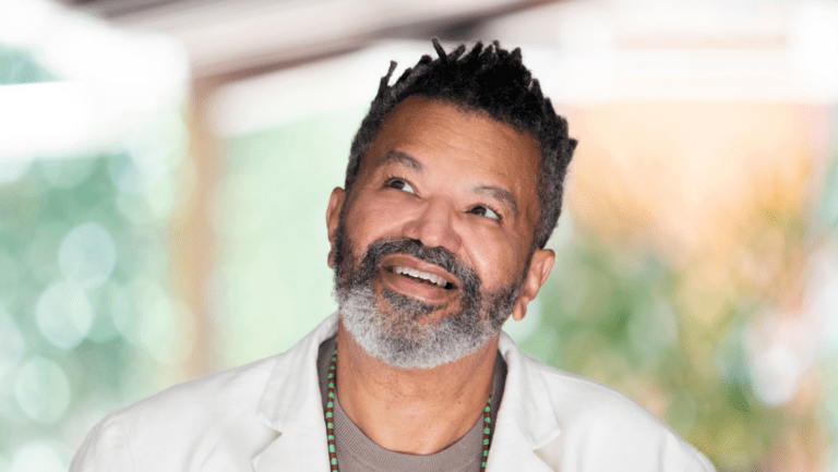Voz ativa em defesa do samba carioca, das tradições culturais, da resistência artística, Marquinhos de Oswaldo Cruz é herdeiro inconteste de dois personagens fundamentais de sua Portela do coração