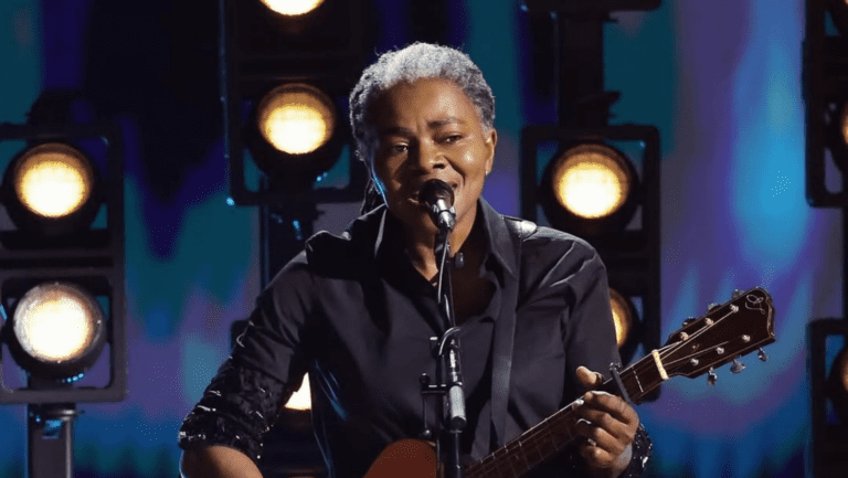 "Os artistas são pagos quando você compra um CD: Tracy Chapman relança álbum em vinil e diz que não ouve música no streaming