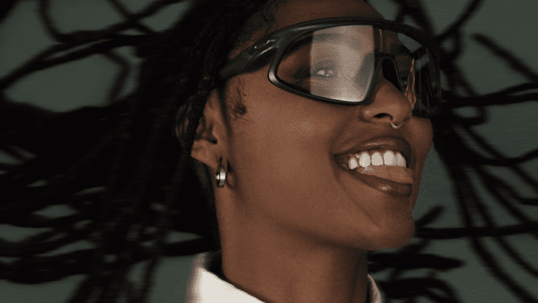 No Domingo de Páscoa, dia 20 de abril, a cantora e compositora Bia Ferreira celebra seu aniversário (19 de abril) com o espetáculo Tecnologia Afrodiaspórica na Blue Note de São Paulo.