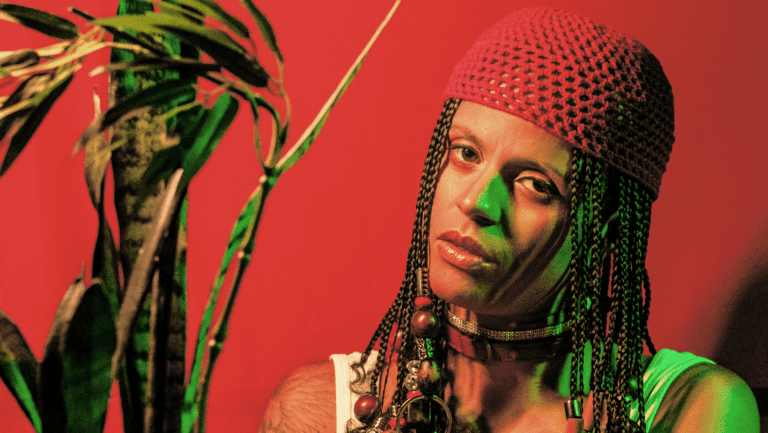 Ravanna, conhecida como DJ Ravs, lançou ontem, 18 de abril seu primeiro álbum de carreira, fortalecendo seu nome na cena da música urbana também como produtora musical.