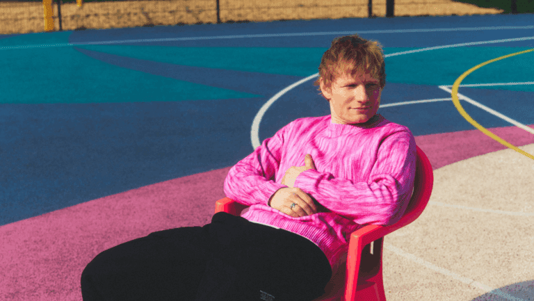 Ed Sheeran anuncia seu novo álbum “PLAY” e lança o novo single, “Old Phone”.