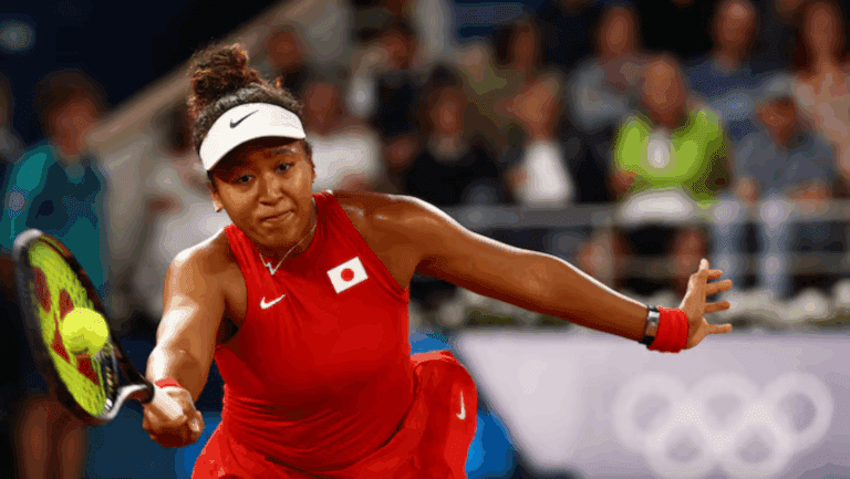 Olimpíadas de Paris 2024 - Tênis - Individual Feminino - Primeira Rodada - Estádio Roland-Garros, Paris, França - 27 de julho de 2024. Naomi Osaka, do Japão, em ação durante sua partida da primeira rodada contra Angelique Kerber, da Alemanha. REUTERS/Edgar Su - Direitos de Licenciamento de Compra
