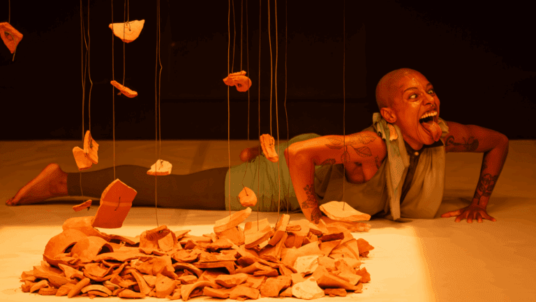 Através de movimentos corporais intensos, a artista mineira Malu Avelar apresenta o espetáculo “1300° Qual é a saúde de um vulcão?”