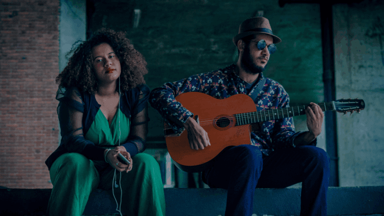 No dia 20 de maio, às 20h30, a cantora e compositora Bebé sobe ao palco do Estúdio Pulso, em São Paulo, ao lado do irmão e parceiro musical Felipe Salvego