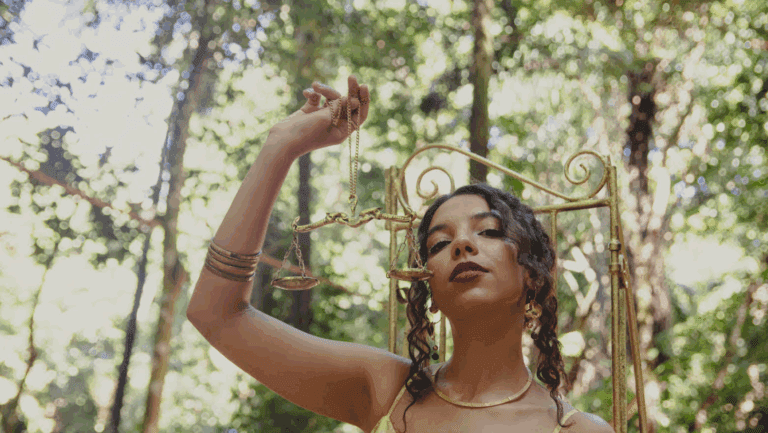 Com voz expressiva, a jovem cantora e compositora baiana Mirceia Jordana lança seu primeiro álbum “À vontade”.