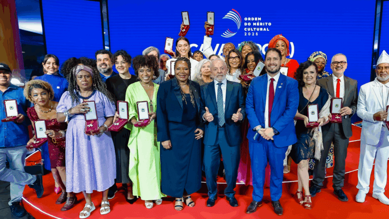 Alaíde Costa, Thalma de Freitas, Liniker, Elisa Lucinda Zezé Mota, Leci Brandão e Alcione recebem do presidente Lula a medalha Ordem do Mérito Cultural