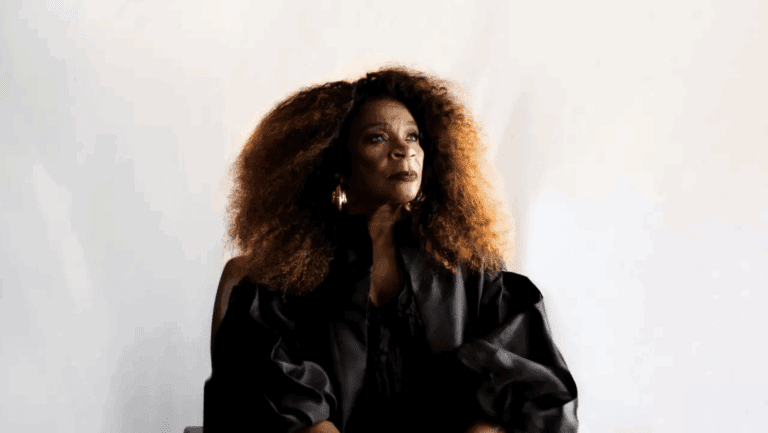 Zezé Motta estrela peça inspirada em obra clássica da poetisa Maya Angelou