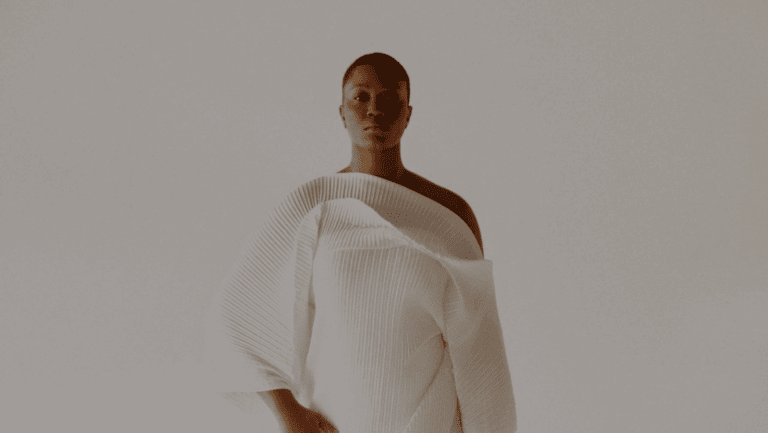 A cantora e compositora Luedji Luna mergulha ainda mais fundo nas águas do amor em “Um Mar Pra Cada Um”, seu quarto álbum de estúdio que está disponível em todas as plataformas desde o dia 26 de maio.