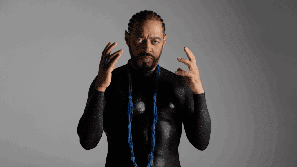 O rapper Thaíde lançou o álbum “Corpo Fechado, Mente Aberta”, um projeto com 13 faixas que reafirma seu papel pioneiro no Hip Hop nacional, ao mesmo tempo em que abre espaço para novas conexões e sonoridades.