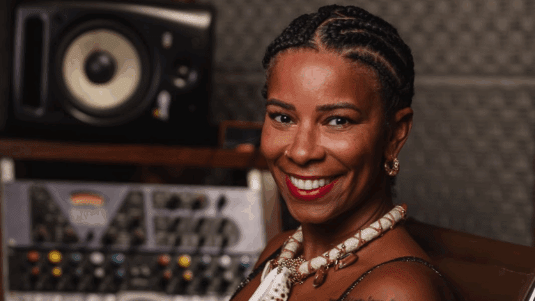 Rita Batista, baiana, empresária, jornalista e apresentadora do programa É de Casa da TV Globo lançou na última terça-feira (29) uma versão em áudio de sua primeira obra autoral da carreira “A Vida É Um Presente: Mantras Para o Seu Dia a Dia