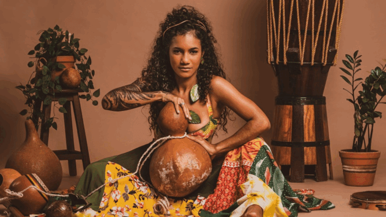 Conheça a pernambucana Poli e seu EP “Da Raiz ao Canto”, com capoeira, coco, choro e ijexá