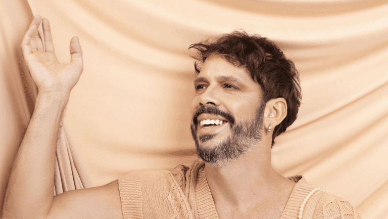 Depois de lançar o álbum “Nesse Exato Momento”, em 2024, o cantor e compositor Almério lançou agora o single “Tudo o que é Mais Lindo"