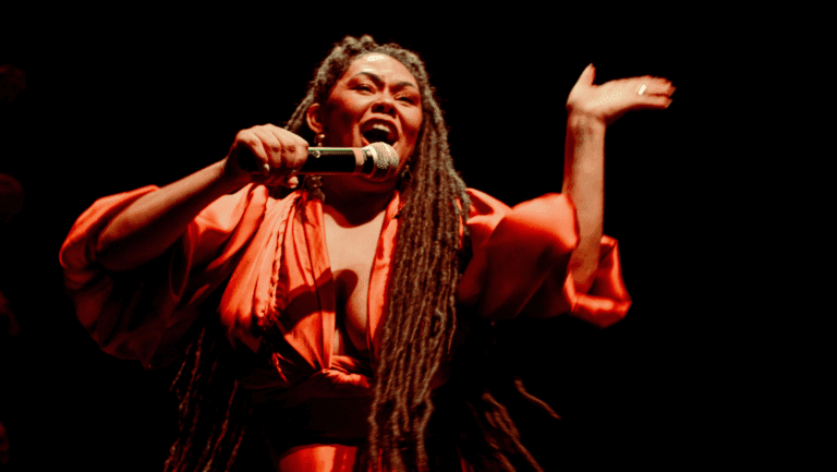 Saiba quem é  Fabíola Machado, cantora, compositora e produtora que reforça presença do axé no samba
