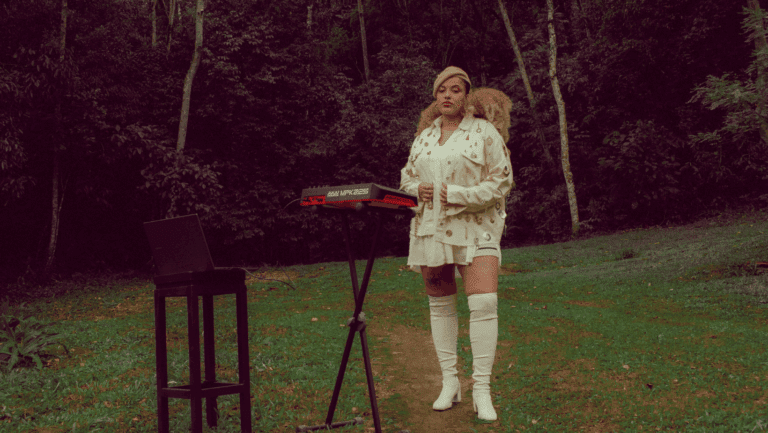 Lidar com a vulnerabilidade, a intimidade do afeto e o frescor do novo são sentimentos que Gabriellê, cantora, compositora, produtora musical e educadora traz em seu novo EP, intitulado 'Fresta'.