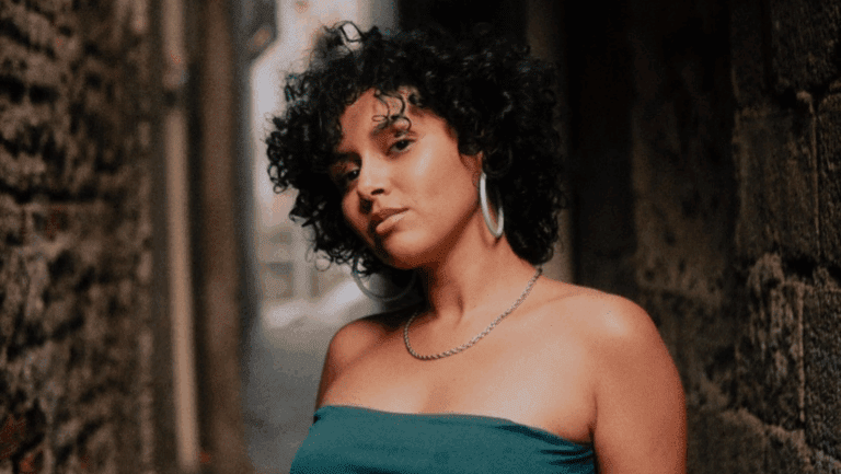 Nina Oliveira apresenta o show do EP "Tocou um Forró",