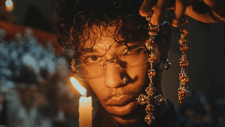O cantor, compositor e produtor musical Hodari lançou o segundo álbum de sua carreira, intitulado “IRADOH!”.