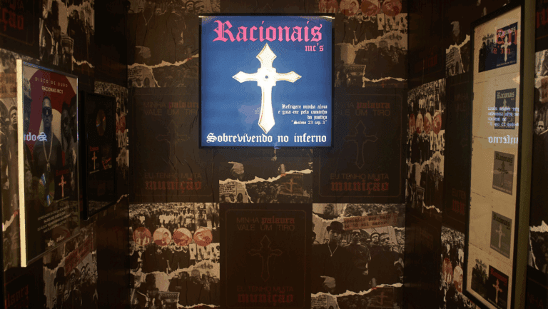 O Museu das Favelas, em parceria com a Boogie Naipe, anunciou a prorrogação da data final da exposição “Racionais MC’s: O Quinto Elemento”, para 31 de agosto