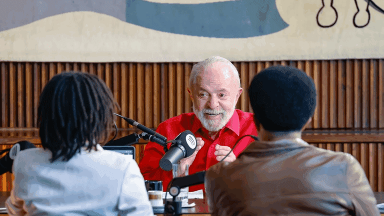 Presidente Lula retorna ao podcast "Mano a Mano" em episódio gravado no Alvorada
