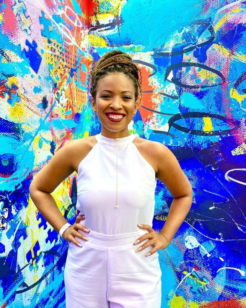 Sara Raimundo era uma jovem negra, cria da favela do Antares, Zona oeste do Rio de Janeiro. Perdeu a mãe aos 20 anos, e o pai em 2021, vítima da Covid-19. Foi aluna da Universidade Federal do Rio de Janeiro (UFRJ), onde ingressou em 2015, para cursar Direito. Na universidade conheceu Gilmar Bueno, se tornaram sócios, e em 2020 fundaram a Unicainstancia, fintech que ajuda pessoas prejudicadas com cobranças indevidas em contas domésticas. A empresa teve reconhecimento internacional da organização BeyGood, da popstar Beyonce, e investimento do Google For Startups.