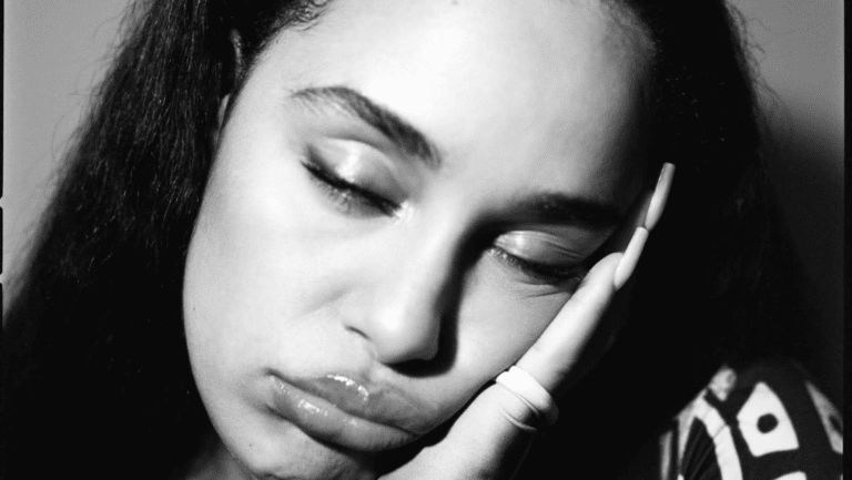 Jorja Smith testa fronteiras sonoras em aura jazzística no novo álbum “falling or flying (Reimagined)”