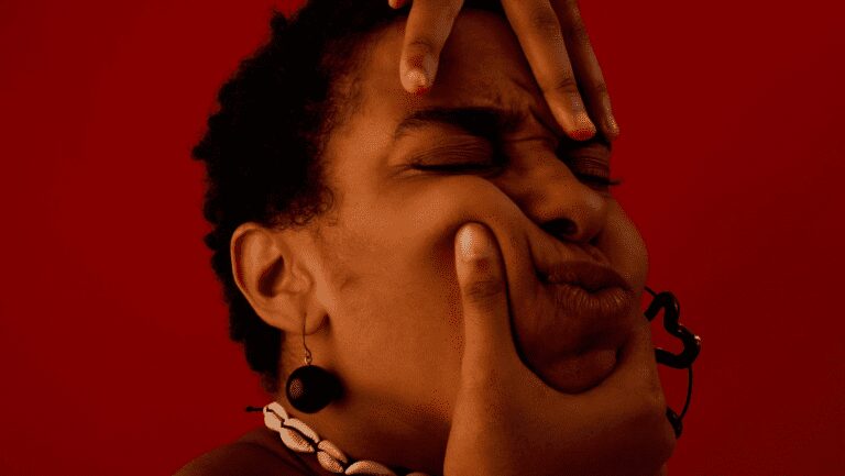 A cantora, compositora, poeta, flautista, artista visual e arte-educadora Aryani Marciano lança o single “Não me toque”, que traz uma mensagem clara contra a violência de gênero. A música representa ainda o seu primeiro mergulho no universo do rap.