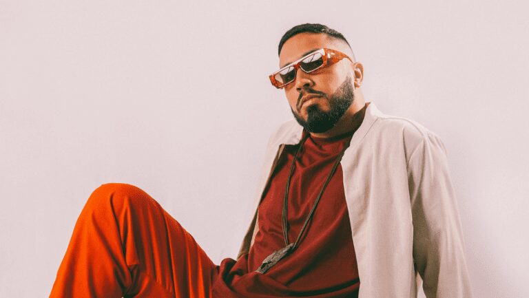 O rapper Rashid se prepara para encerrar a turnê de sucesso do seu quarto álbum de estúdio: Movimento Rápido dos Olhos. O disco, que é inspirado pelos mitos de samurais, ganhou destaque pela canetada forte, onde o artista fala sobre como construir um Brasil para o amanhã em temáticas provocativas