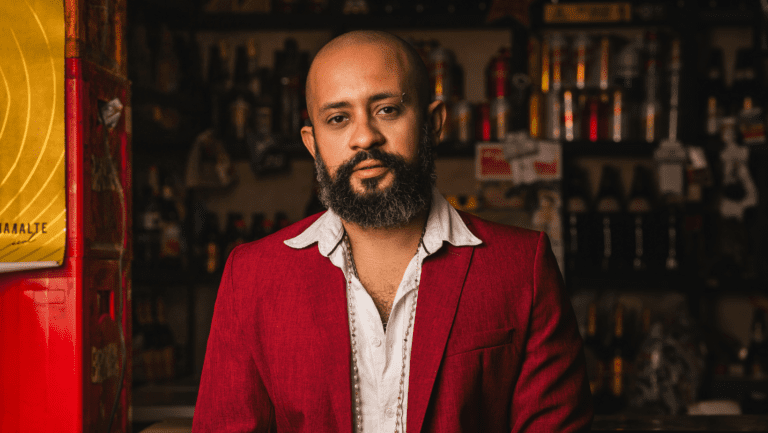 Janu lança disco fundamentado nos ritmos latinos e exagero dramático que é ser brega; ouça “10 Super Sucessos - Vol. 1”