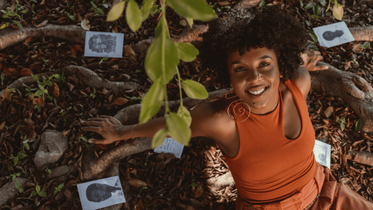 Lílian Rocha celebra suas origens com o lançamento duplo de “Raiz Forte” e “Gracinha”