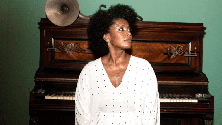 Thalma de Freitas faz show “Serendipidades” na Casa de Francisca dia 18 de julho