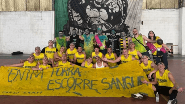 Alunos de medicina da Faculdade Santa Marcelina usaram uma bandeira com a frase "entra porra, escorre sangue" durante evento esportivo no último sábado (15)