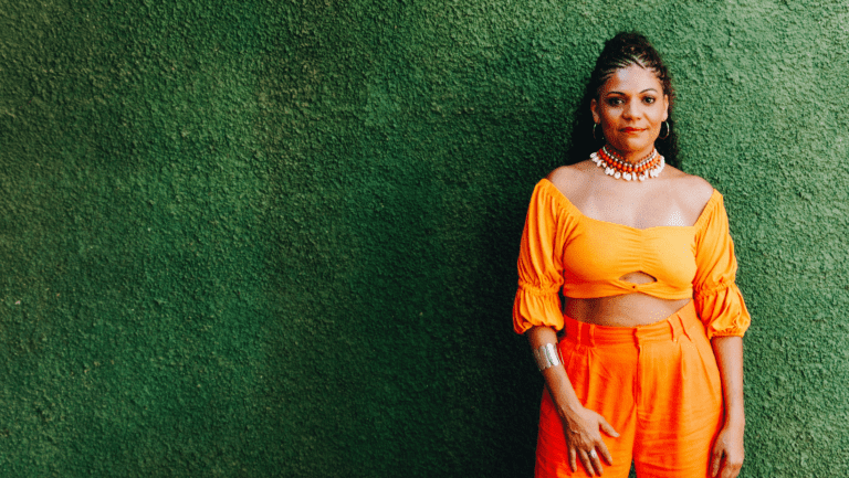 A cantora, compositora e pesquisadora Luciana Oliveira lança, no dia 22 de março, o livro Catálogo de Cantoras Negras Brasileiras