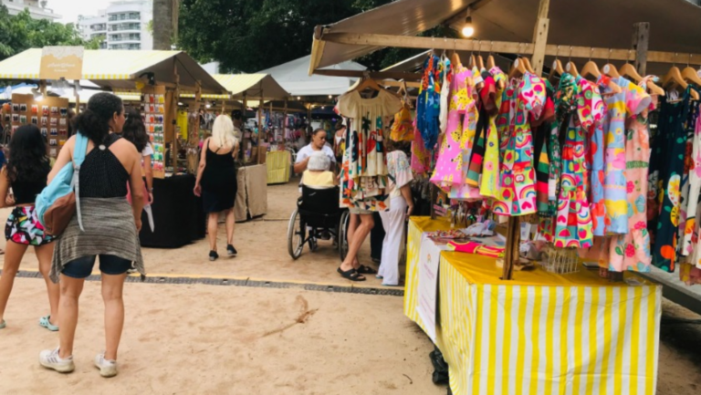 A tradicional Feira O Fuxico está de volta, e nos dias 12 e 13 de abril, sábado e domingo, promete agitar a Praça Nossa Senhora da Paz, em Ipanema, com uma programação recheada de cultura, moda, gastronomia e muita música